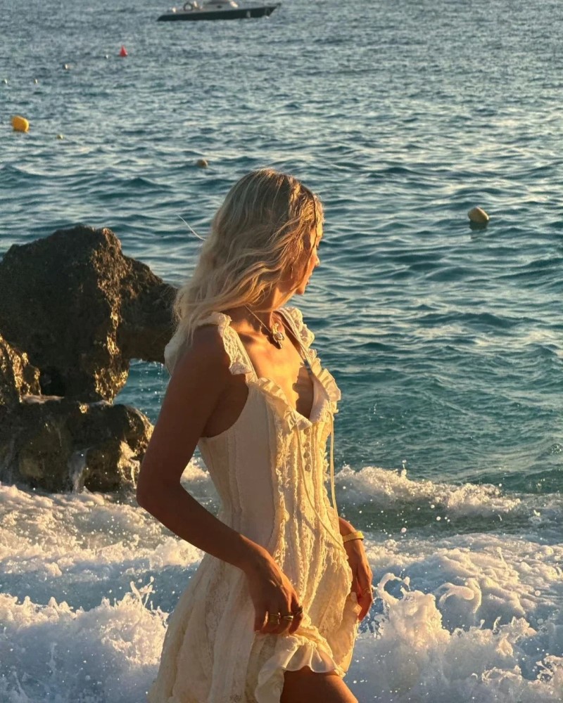 người đẹp châu Âu pose ảnh trong ánh hoàng hôn