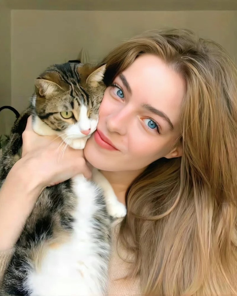 cô gái tạo dáng cùng con mèo dễ thương