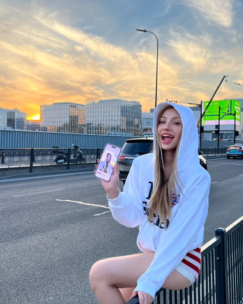 nàng tạo dáng chụp cùng với hoàng hôn