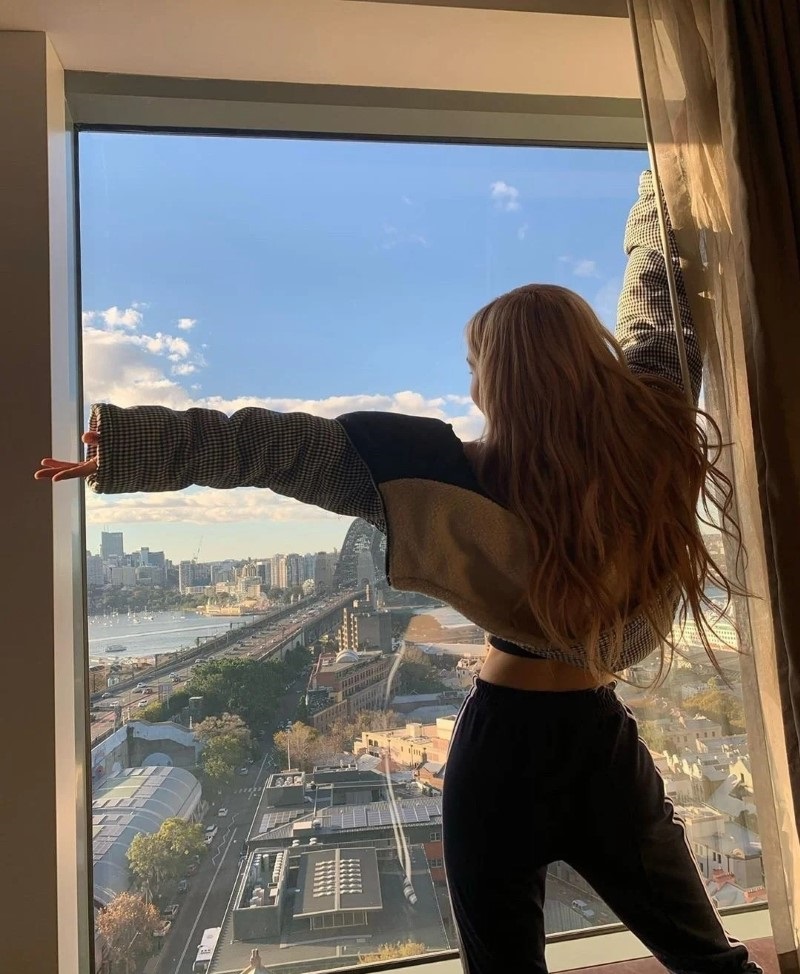 Người đẹp pose ảnh dưới bầu trời trong