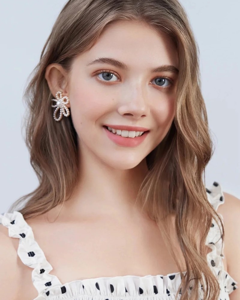 cô gái chụp ảnh tự nhiên thẳng mặt