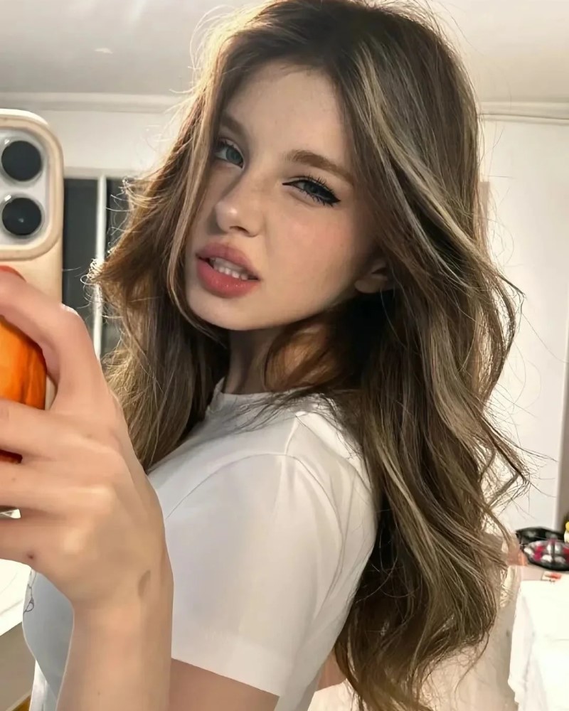 Cô gái đứng thư giãn với dáng nhẹ nhàng