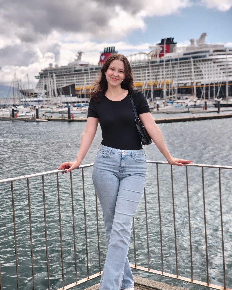 Nhân vật nữ tạo dáng giữa thiên nhiên