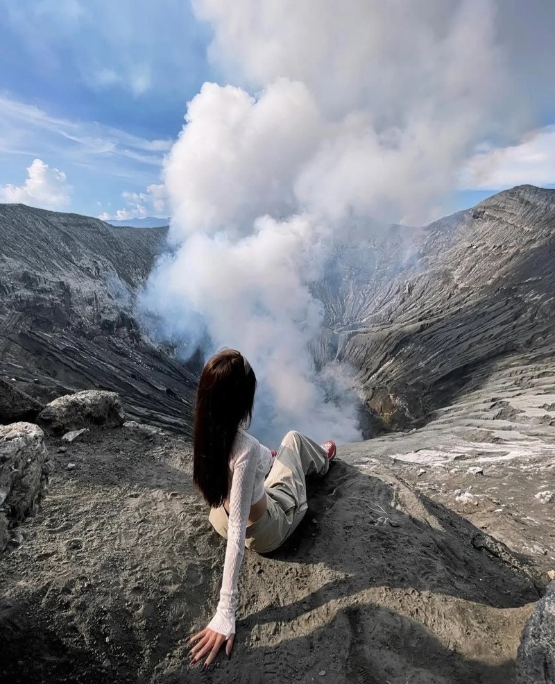 cô gái tạo dáng trên bậc thềm đá