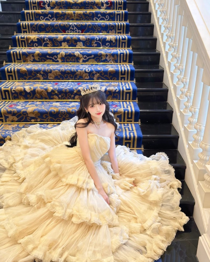 cô gái chụp ảnh trước công trình cổ