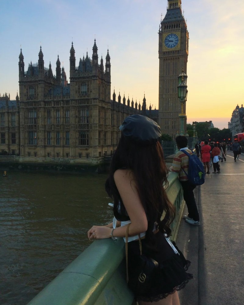 cô gái châu ngắm cảnh tạo phong thái sang trọng