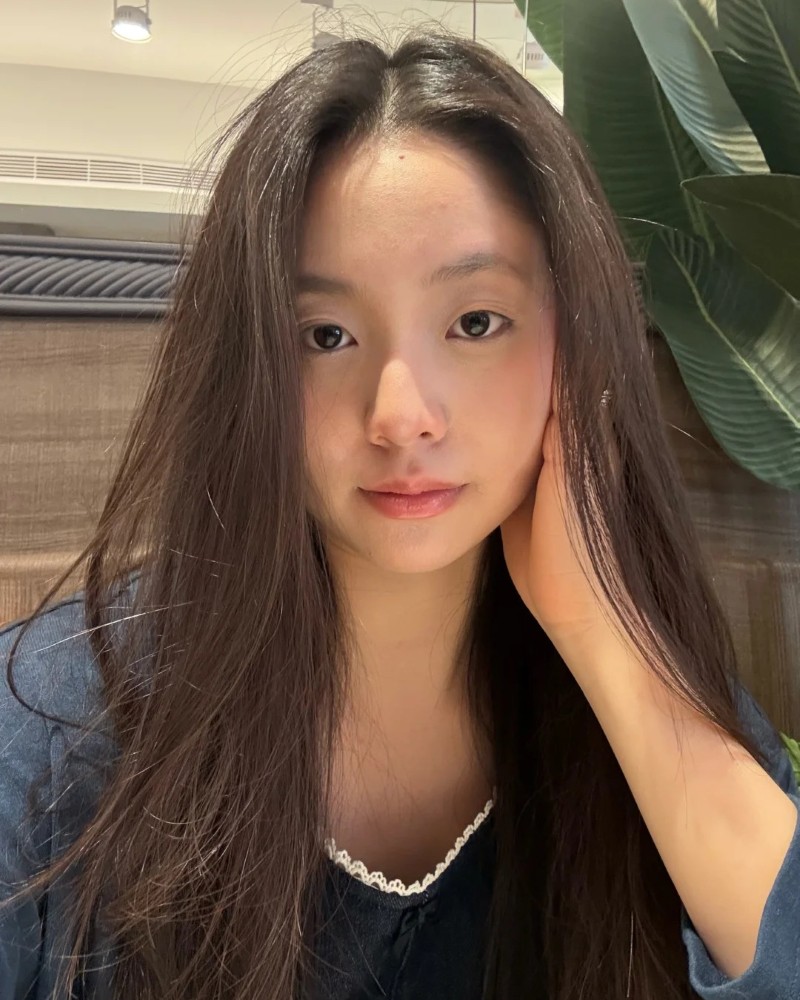 Chân dung cô gái với vẻ đẹp tự nhiên và ánh nhìn nhẹ nhàng