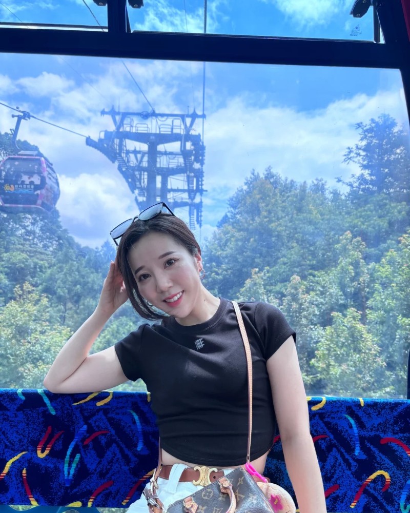 Phong cách năng động của cô gái khi tạo dáng ngoài trời