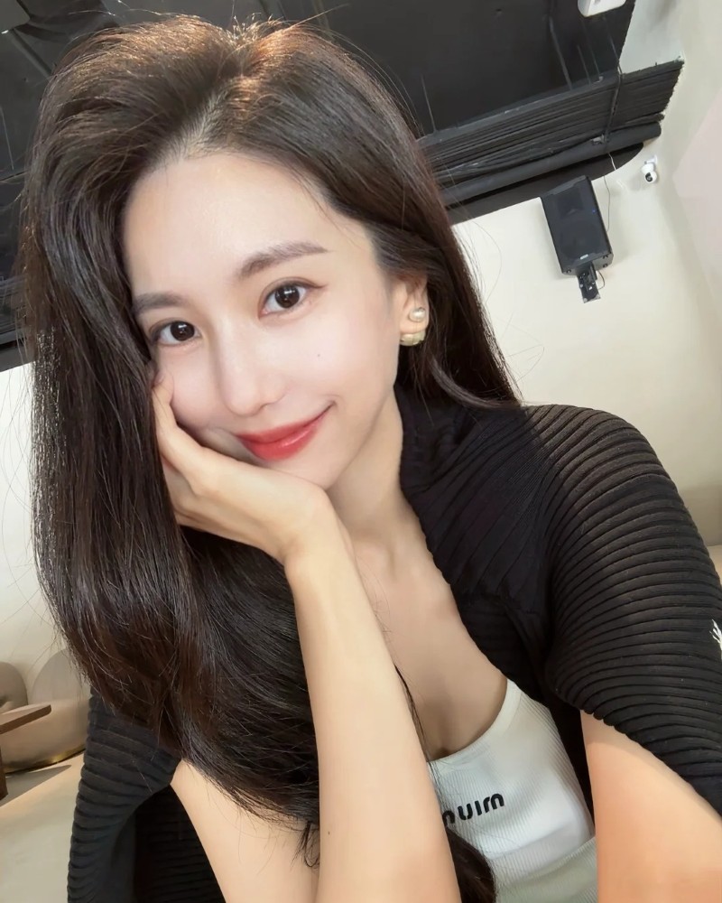 Chân dung cô gái với nụ cười nhẹ nhàng