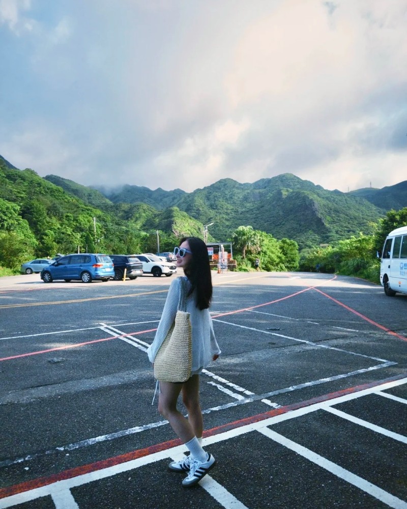 Hình ảnh cô gái đứng giữa không gian rộng ngoài trời