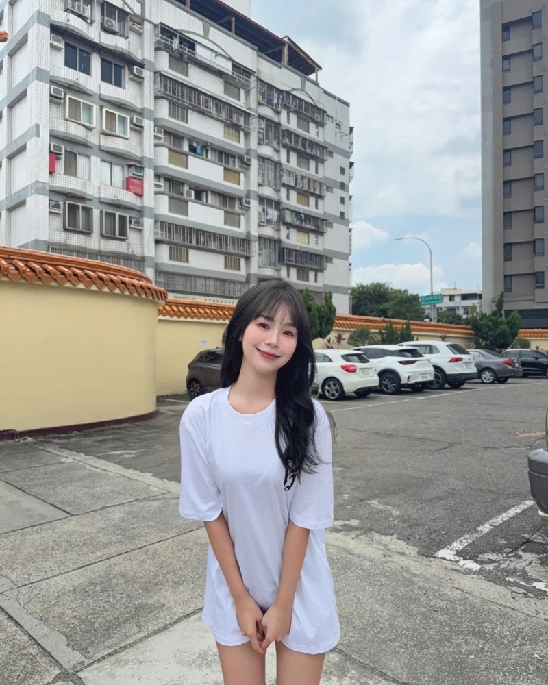 Phong cách dạo phố của bạn nữ trong trang phục đơn giản