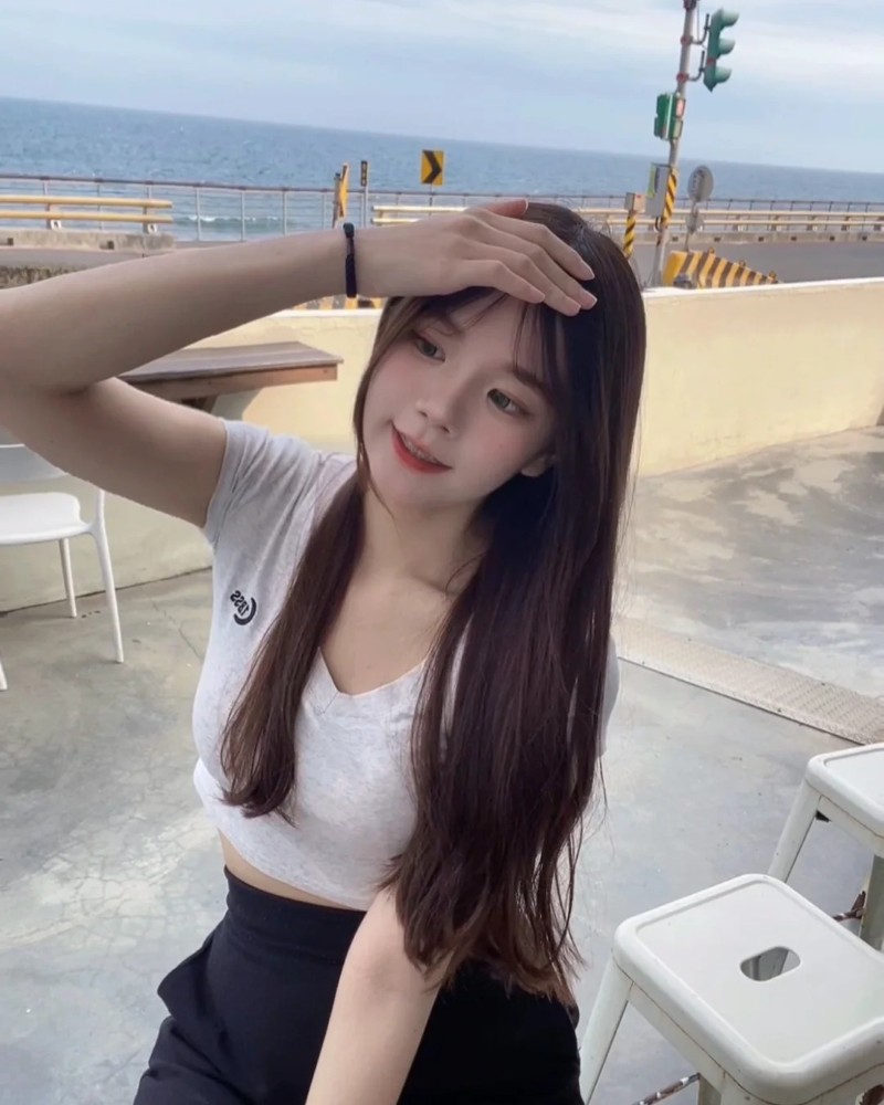 Hình ảnh bạn nữ tạo dáng nhẹ nhàng trong phòng