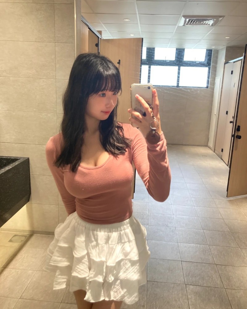 Khoảnh khắc chụp ảnh của cô gái trong không gian quán