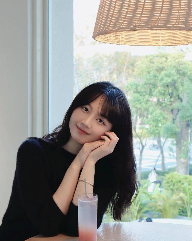 Khoảnh khắc thư giãn của bạn nữ bên cửa sổ