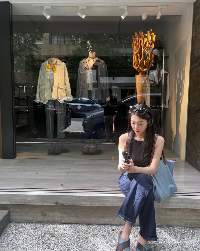 Phong cách đời thường của bạn nữ khi chụp ảnh trong nhà