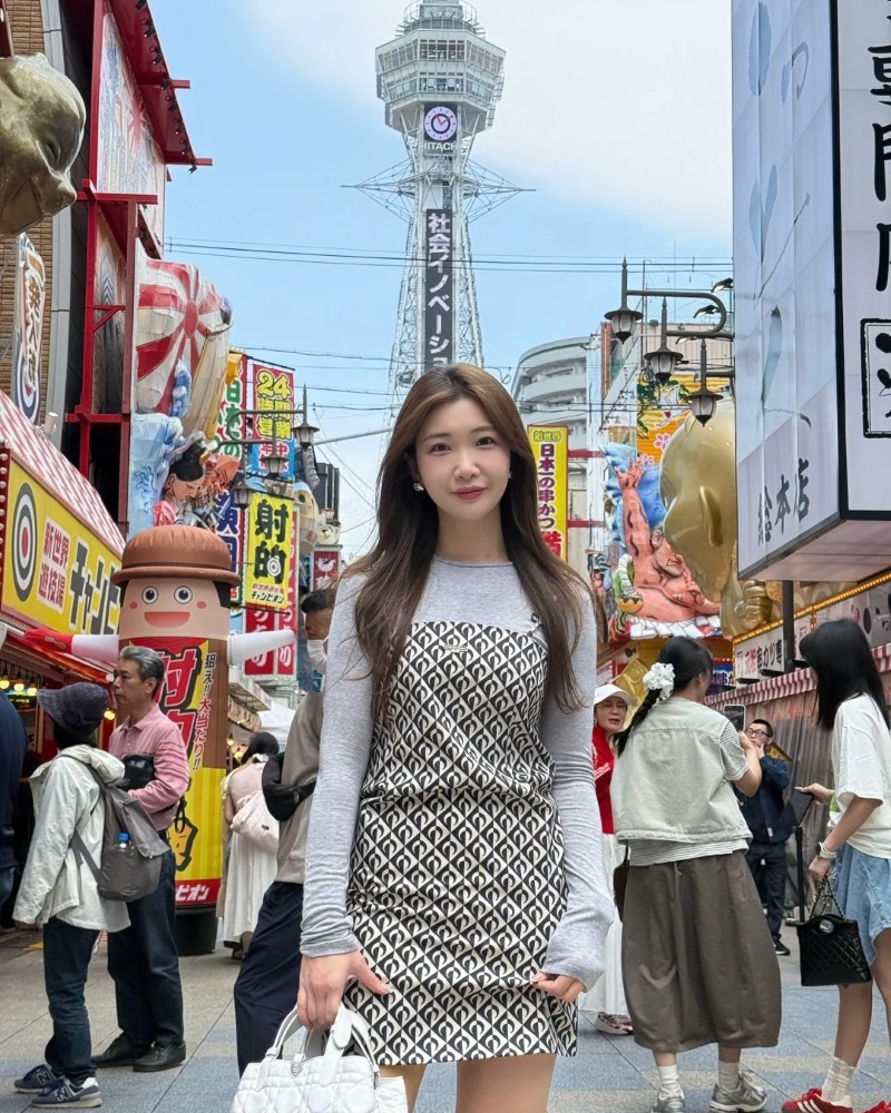 Hình ảnh dạo phố của bạn nữ với phong cách hiện đại