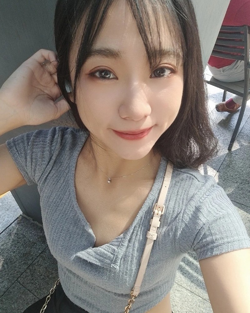 Chân dung cô gái selfie với ánh sáng tự nhiên