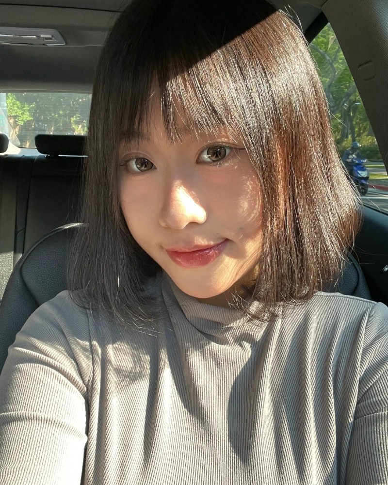 Góc chụp cận mặt của bạn nữ phong cách mộc mạc