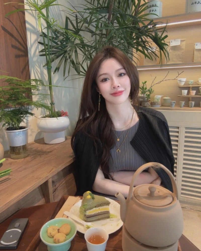 Góc chụp thư giãn của Gái Đài Loan khi ngồi quán cà phê