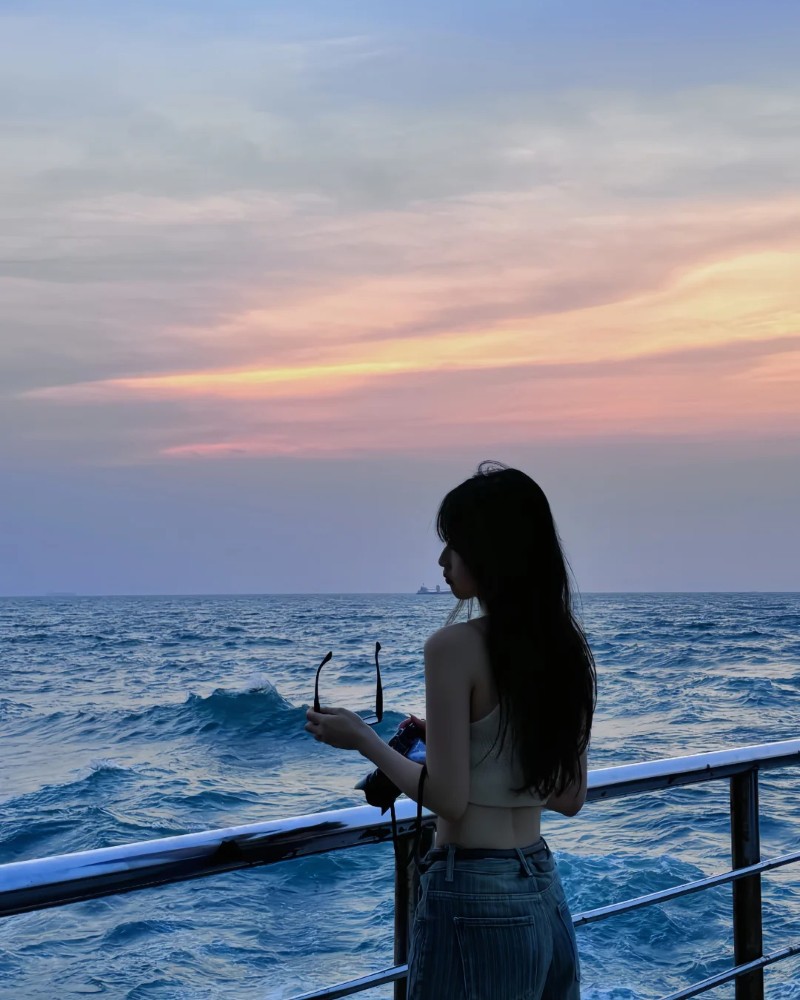 Hình ảnh cô gái trước khung cảnh biển lúc hoàng hôn