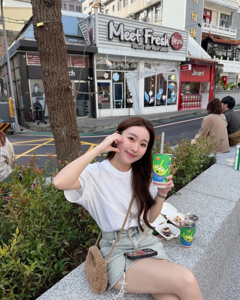 Phong cách trẻ trung của bạn nữ khi chụp ảnh ngoài phố