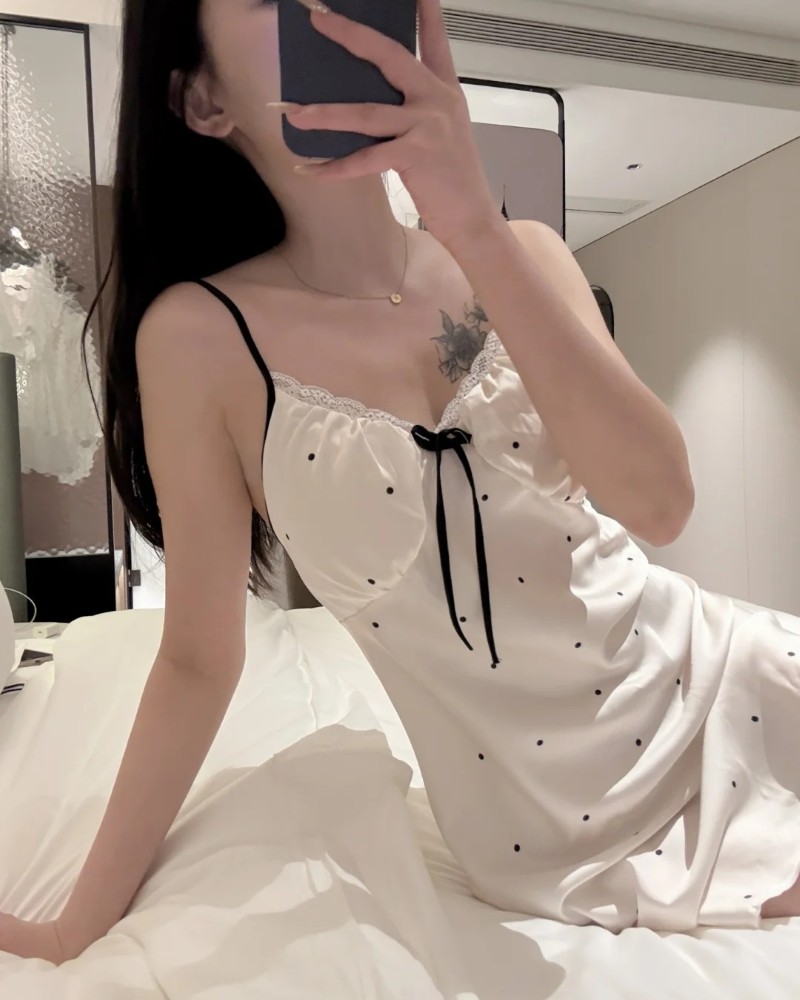 Cô gái diện váy ngủ hai dây màu sáng