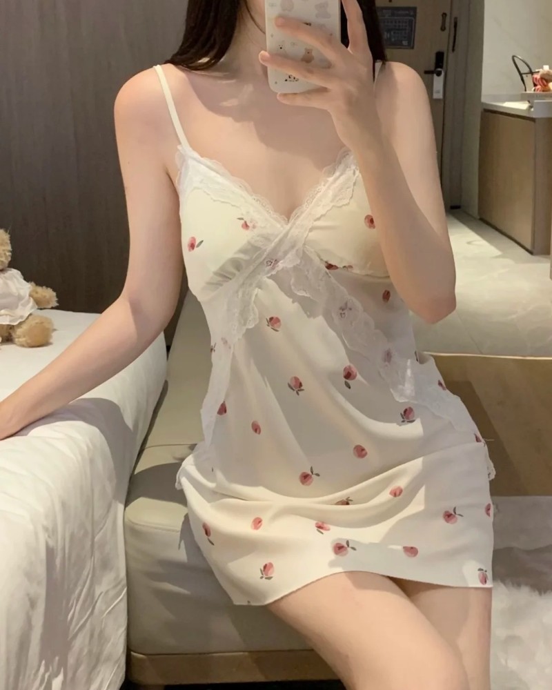 Nàng mặc váy ngủ hoa tạo dáng nhẹ nhàng
