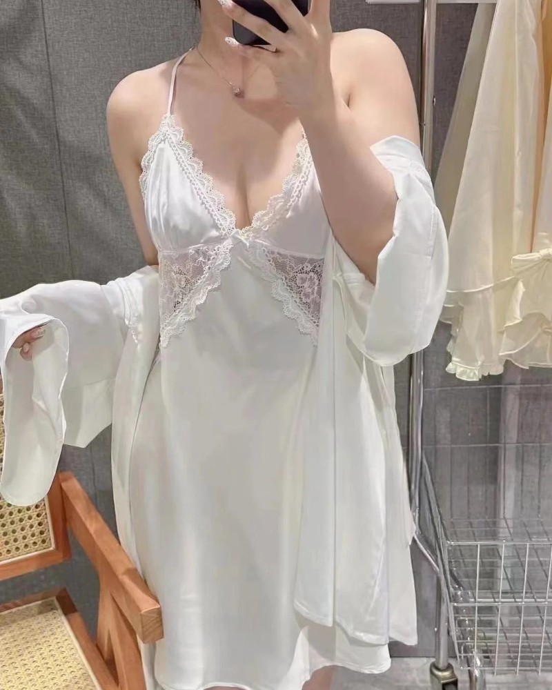 Cô gái khoác áo ngủ mỏng phong cách nữ tính