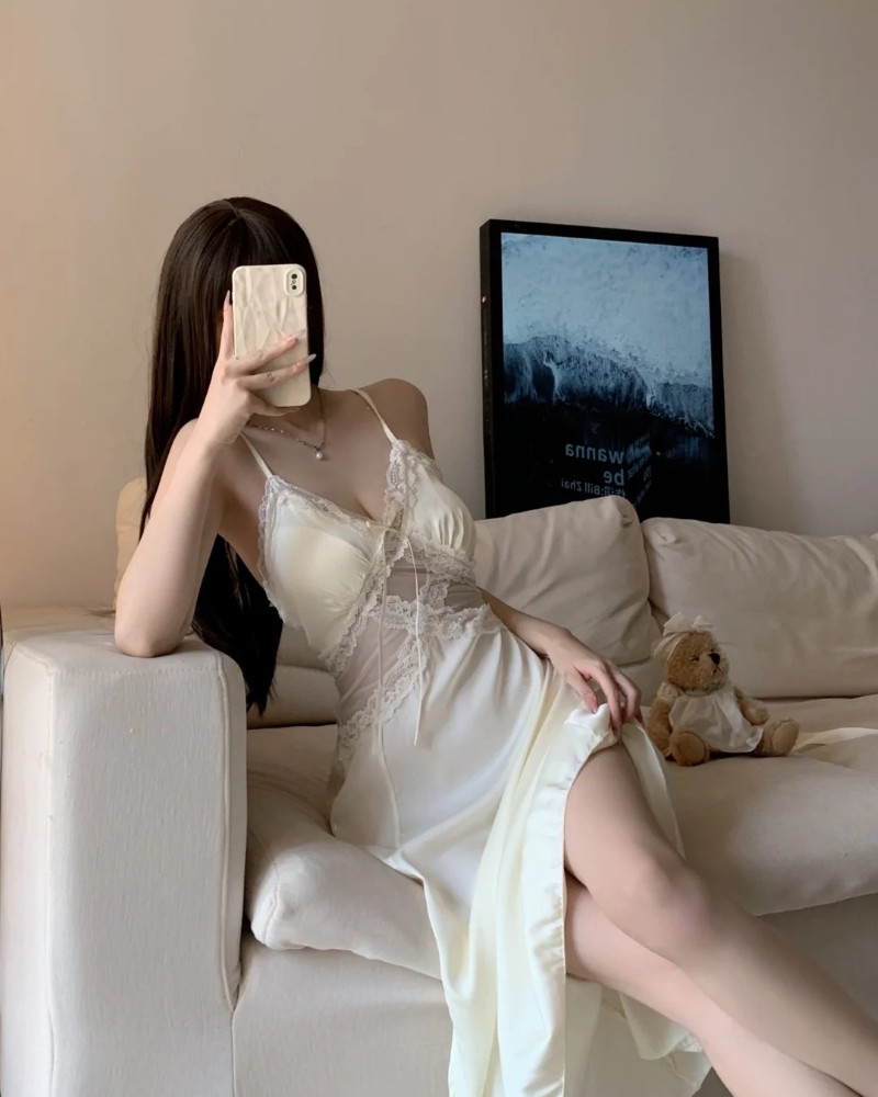 gái đẹp mặc đồ ngủ ngồi thư giãn trên sofa
