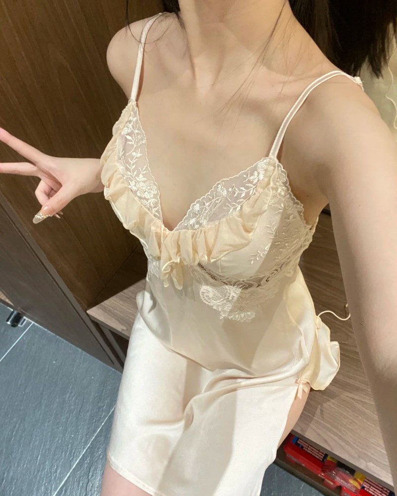 Người đẹp diện đồ ngủ lụa đứng trước gương