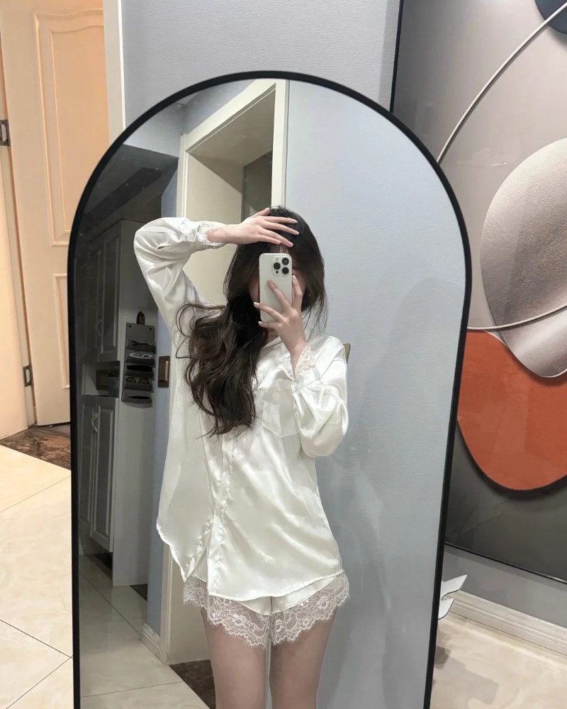 Người đẹp mặc váy ngủ ngắn tạo dáng trước gương