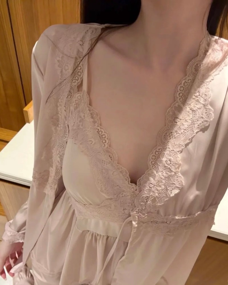 Nàng diện váy ngủ lụa màu sáng