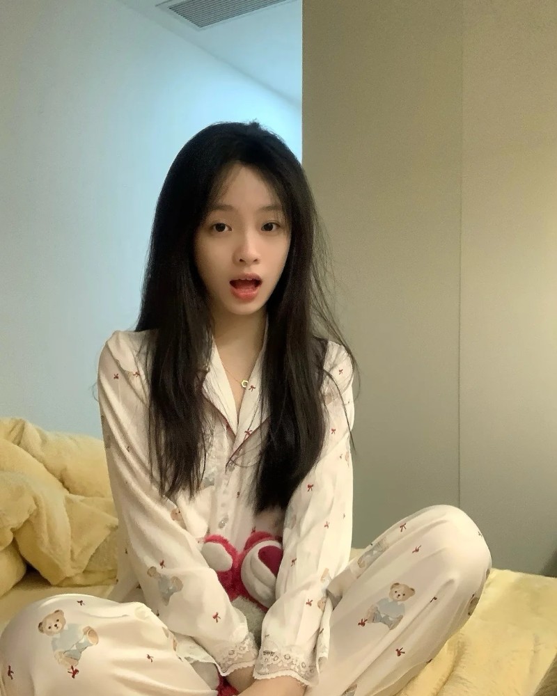 Nàng diện đồ ngủ dài phong cách tối giản