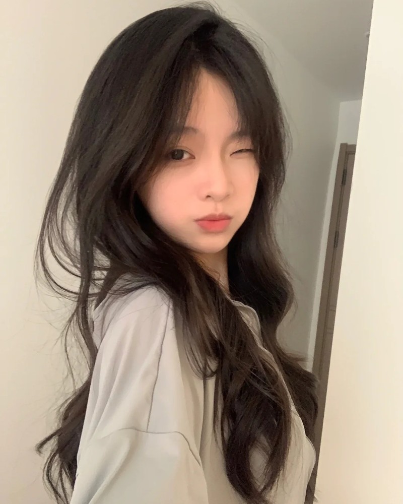 bạn nữ tóc dài pose nhẹ trong phòng