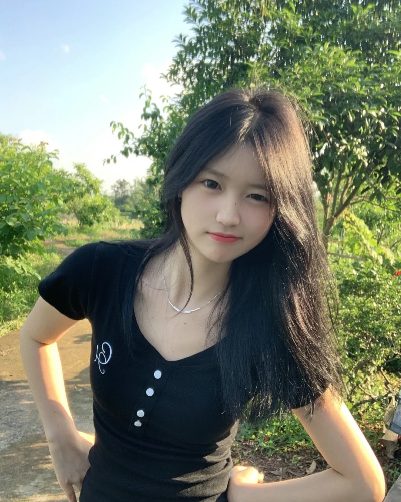 cô gái mặc váy đen tạo dáng dễ thương