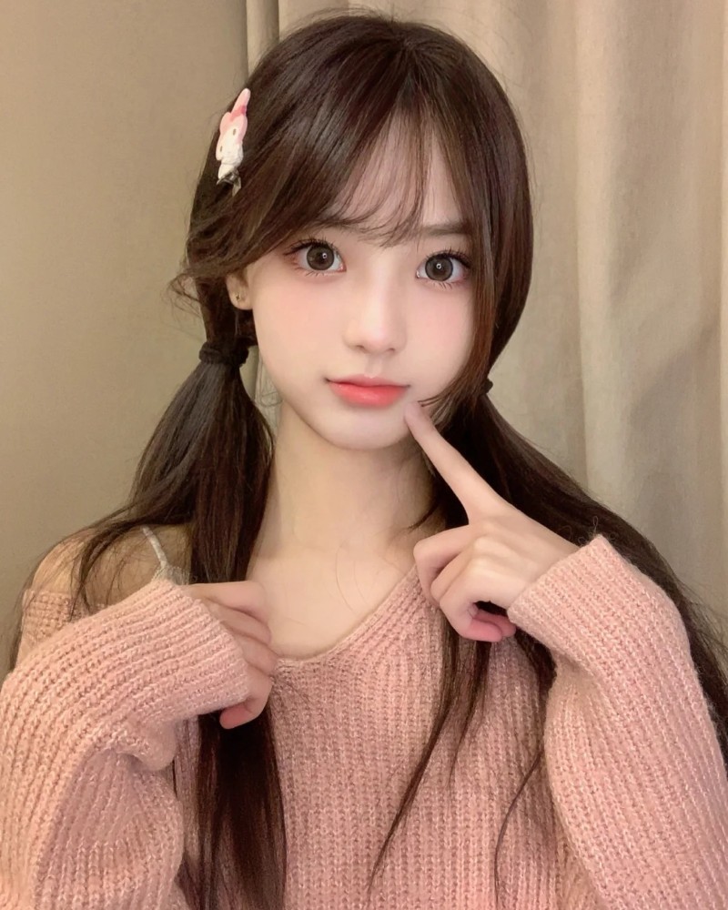 bạn nữ pose nhẹ với áo len pastel