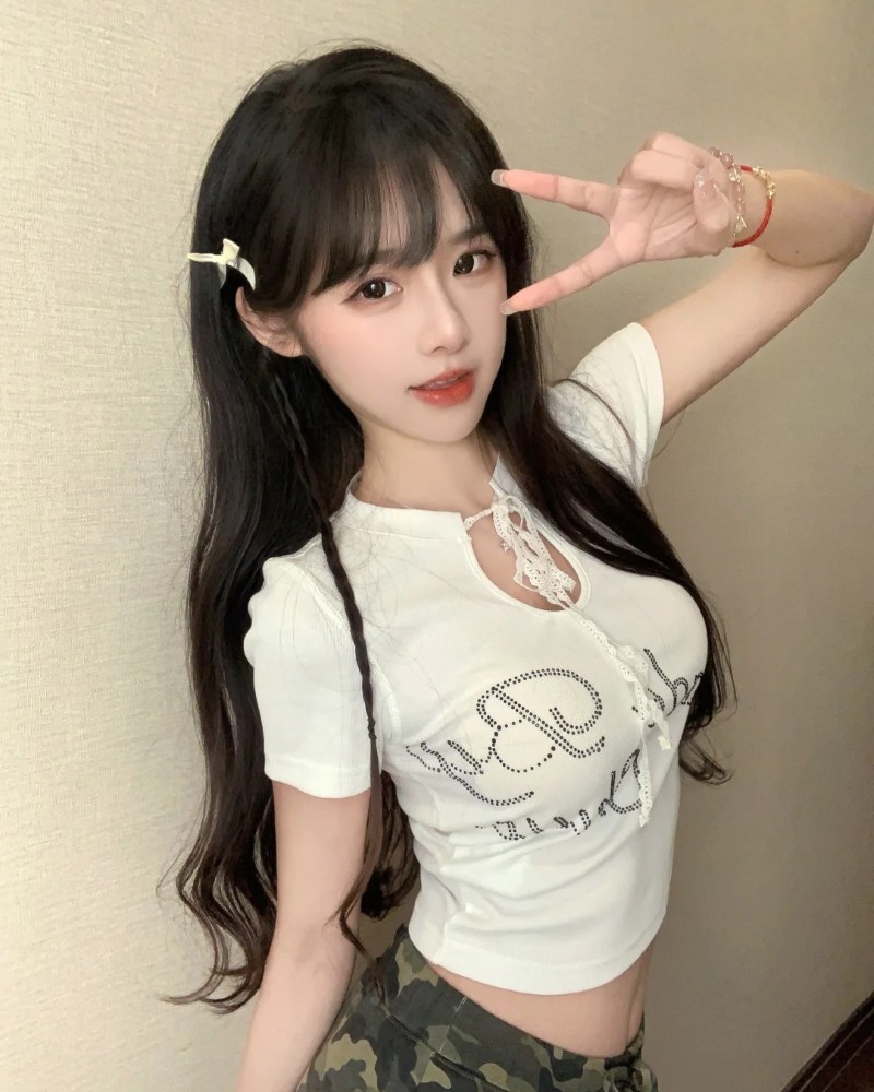 cô gái mặc váy ngắn phong cách trẻ trung