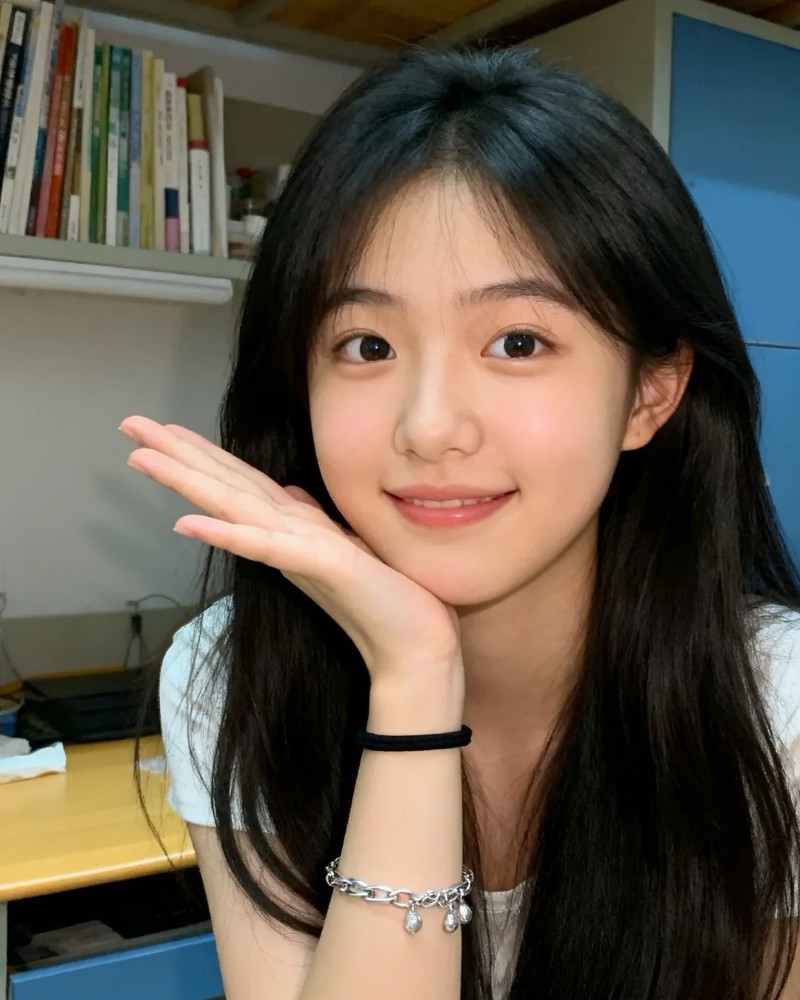 bạn nữ tựa tay cười nhẹ đáng yêu