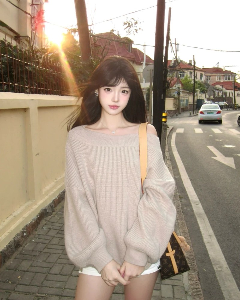 cô gái đi bộ trên phố với phong cách tối giản