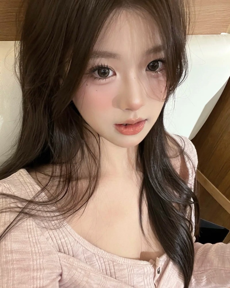 bạn nữ tóc dài xoã tạo dáng ngoài trời