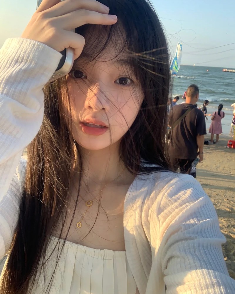 cô gái tạo dáng ngoài trời