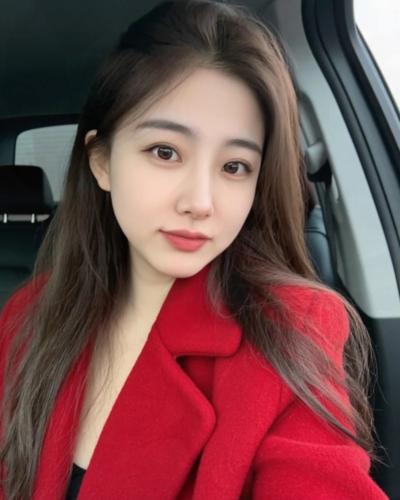 cô gái mặc blazer đỏ sang chảnh 