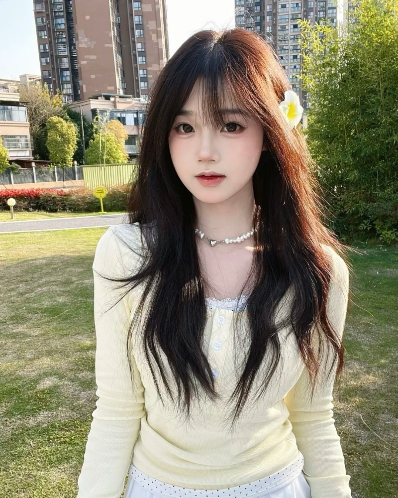 bạn nữ mặc áo trắng tạo dáng trước ống kính