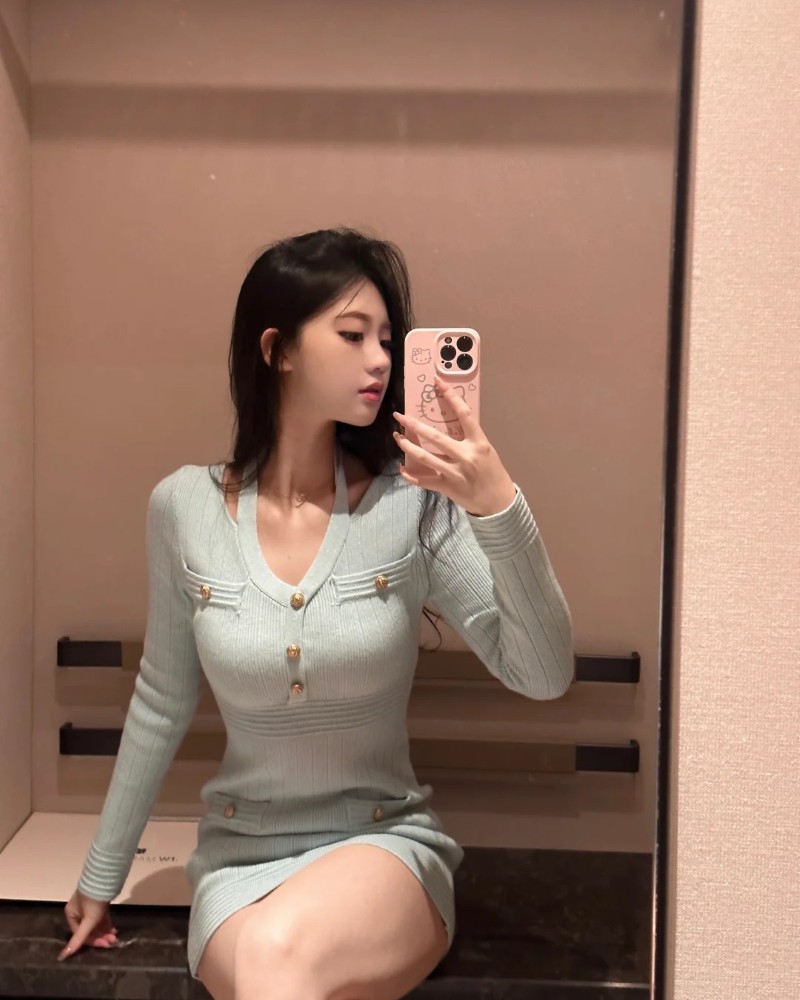 cô gái selfie trong gương phong cách năng động