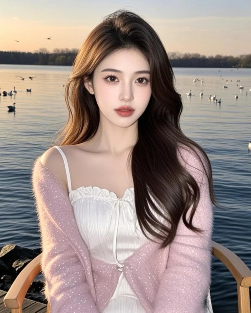 bạn nữ pose nhẹ nhàng trên thuyền