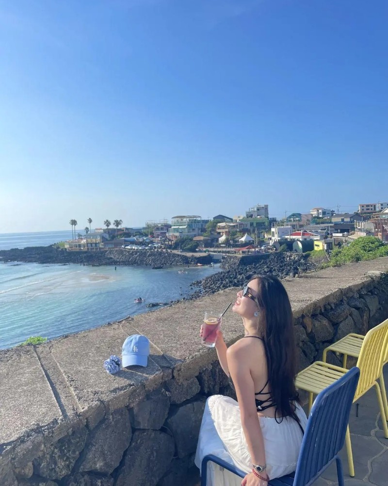 bạn nữ chụp bên bờ biển buổi chiều