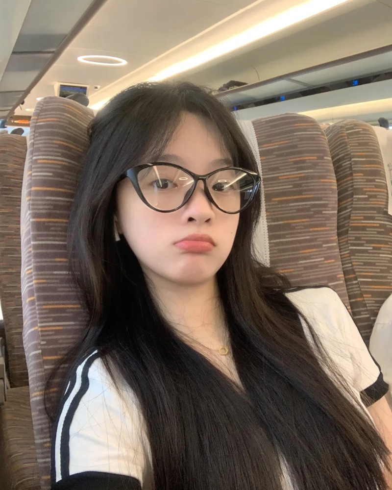 bạn nữ cười nhẹ với kiểu tóc suôn mượt