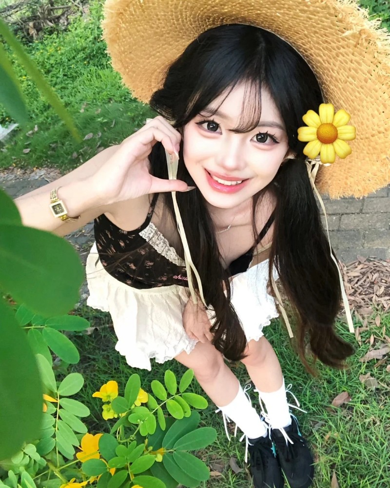 bạn nữ diện váy hoa chụp giữa vườn