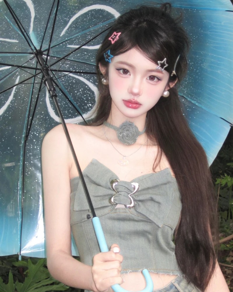 bạn nữ đứng trước cánh quạt lớn ngoài trời