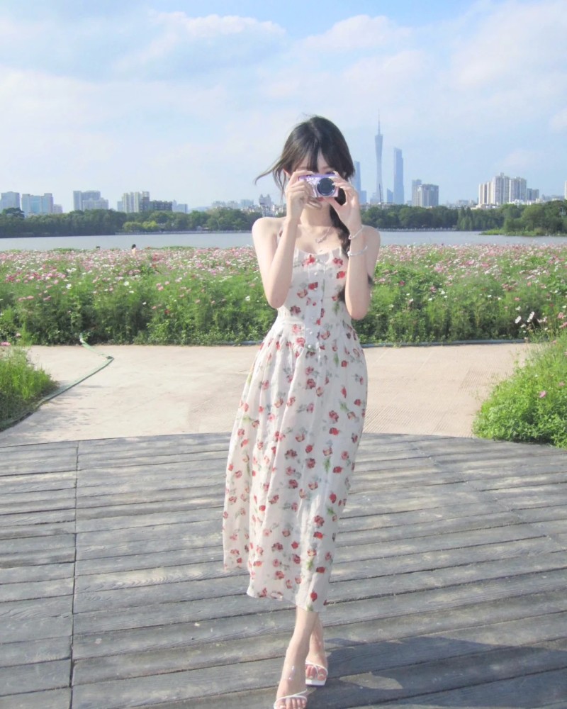 Gái Đẹp Nhất Thế Giới tạo dáng trên đường quê thanh bình